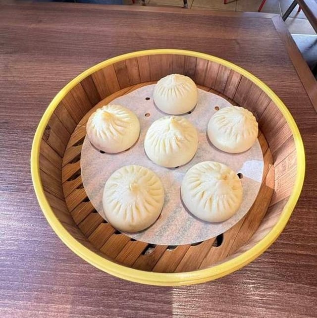 Juicy Pork Buns (6pc) 猪肉大葱小包.